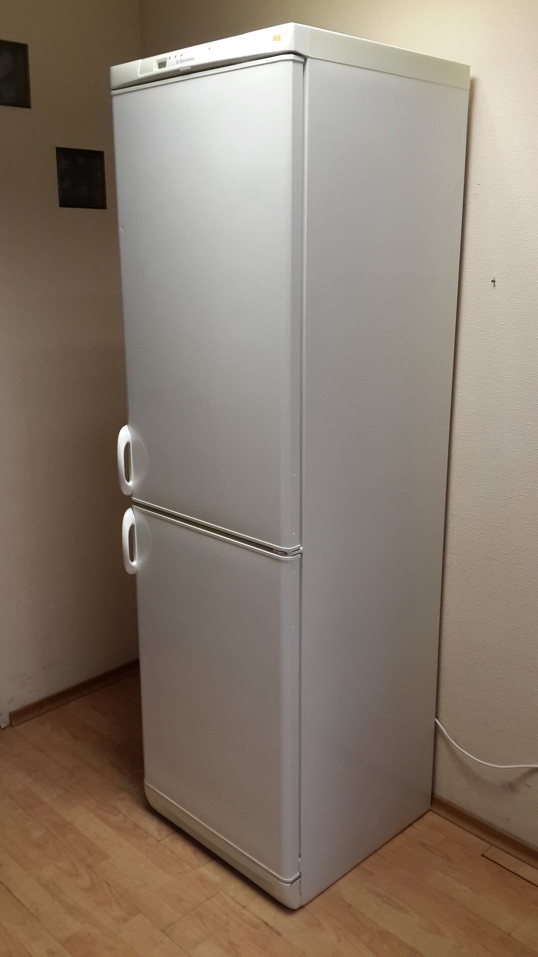 Б у холодильники в красноярске. Холодильник Electrolux er4004b. Холодильник Электролюкс er8992b. Холодильник Electrolux er3217. Холодильник Electrolux er 8916.