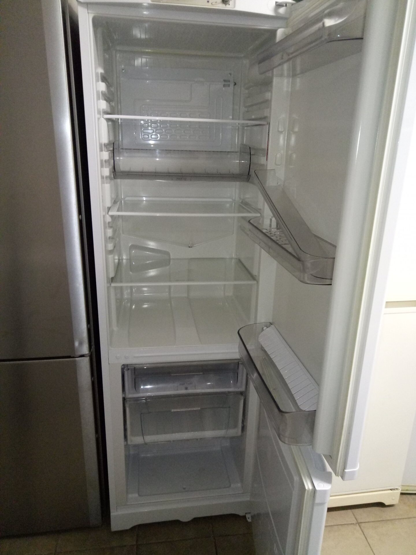Холодильник Hotpoint Ariston RMBA 2185