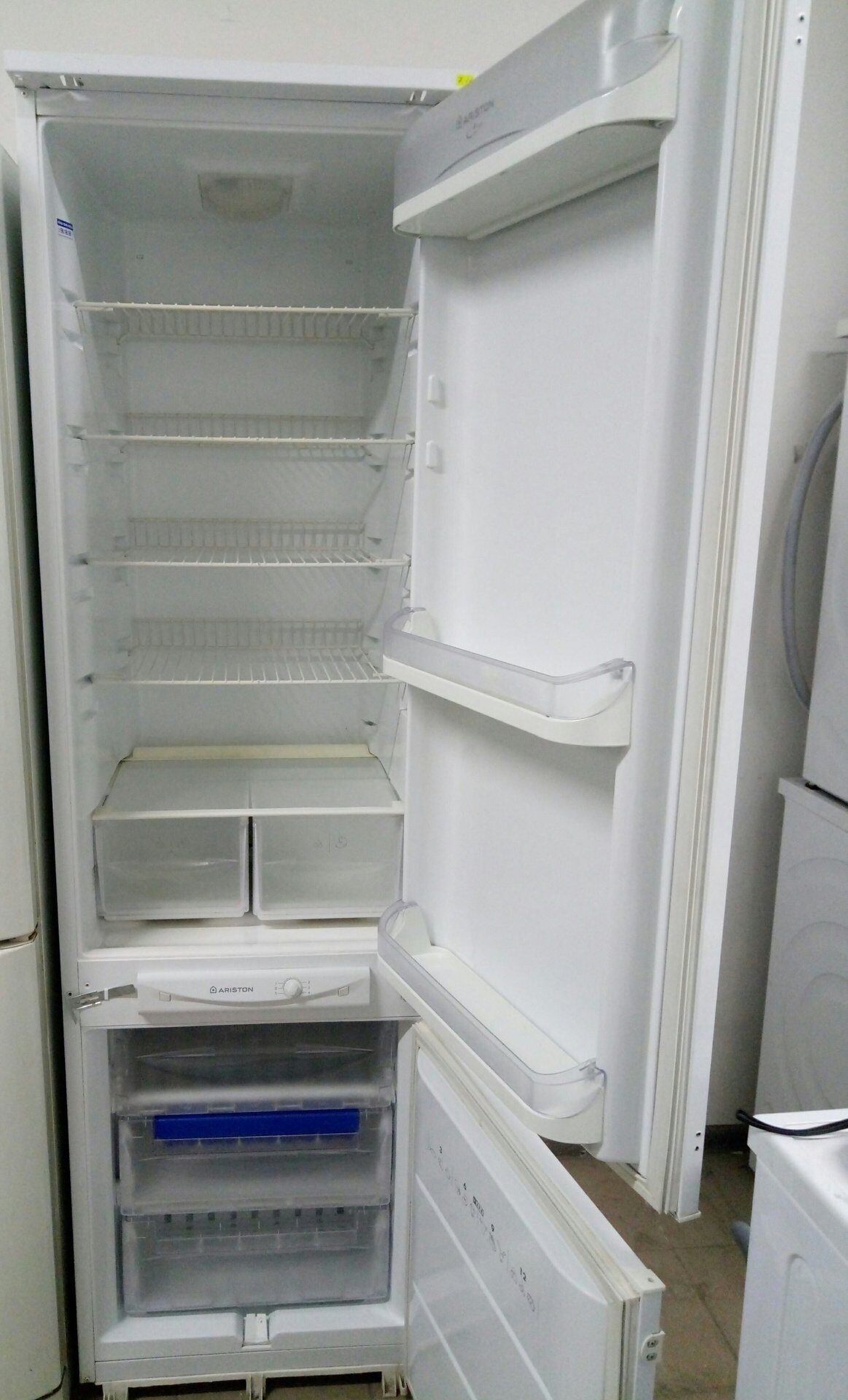 Встроенный холодильник hotpoint ariston